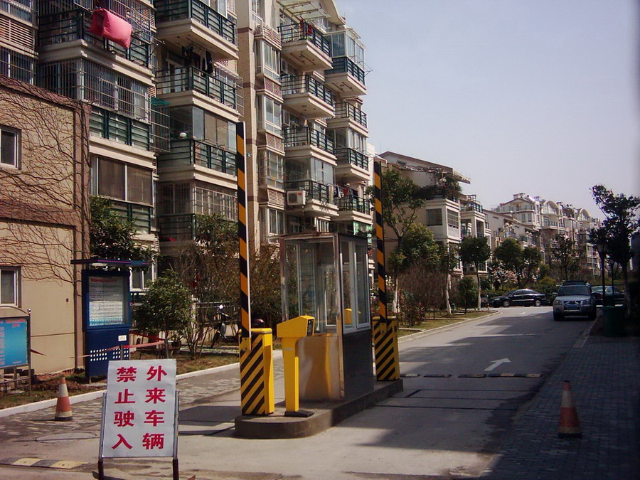 新新家苑西門道閘3.jpg